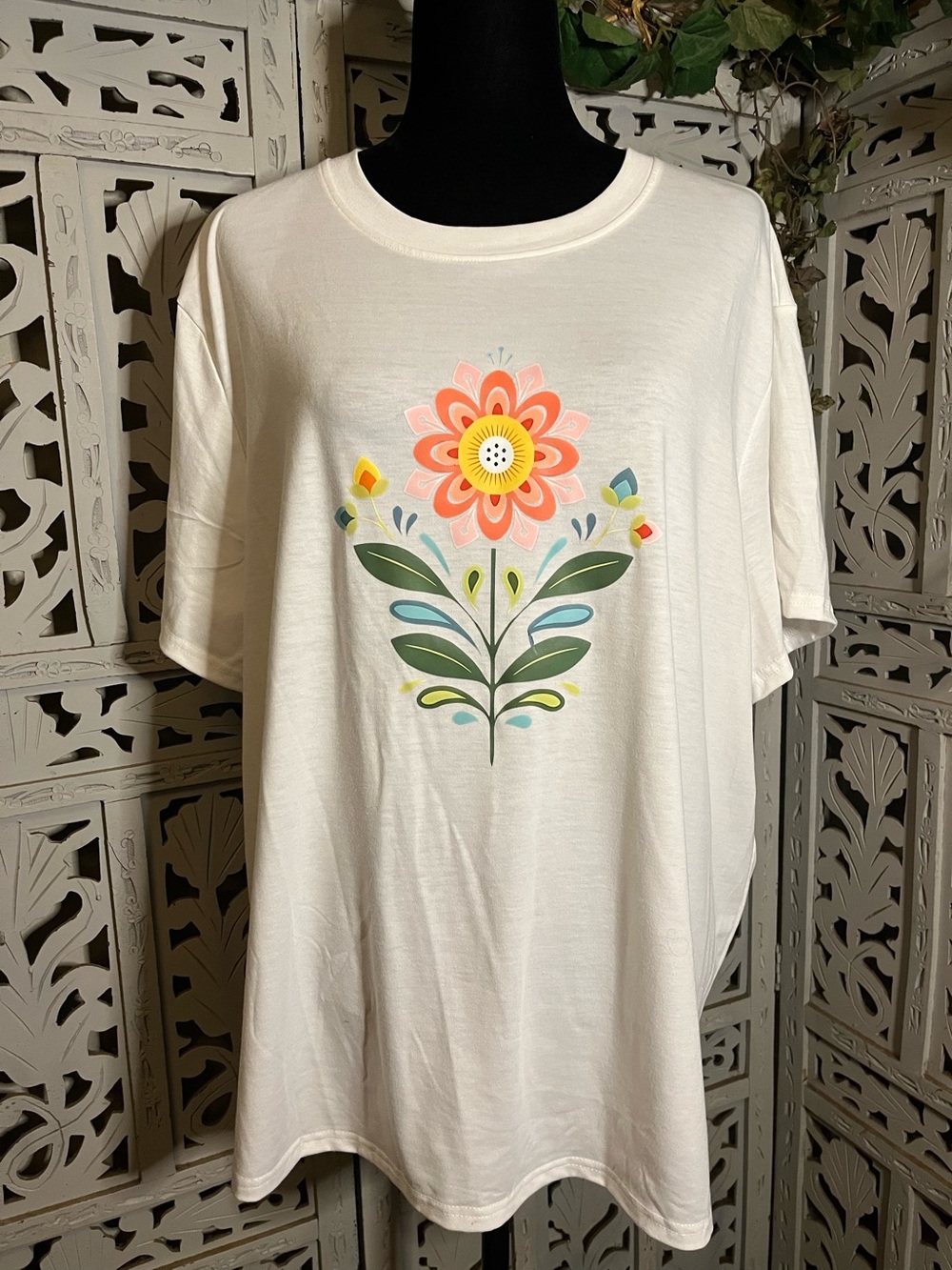 CLASSIC WHITE WITH VIBRANT DECO FLOWER SHORT SLEEVE PLUS SIZE T-SHIRT TOP